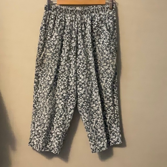 Haband Monochrome Floral Capris - Picture 1 of 5